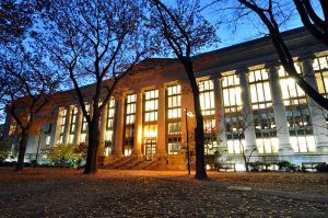 800px-Harvard_Law_School_Library_in_Langdell_Hall_at_night
